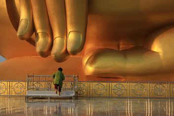 Woman towards the temple - image #275021 gratis